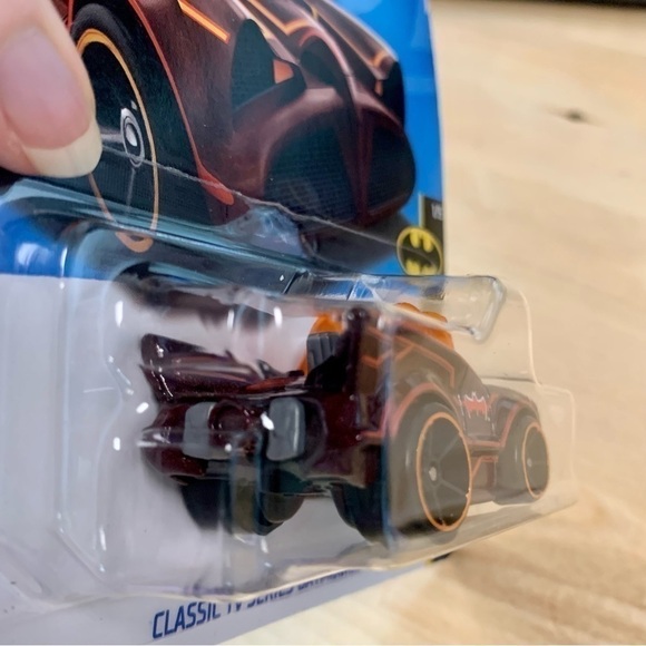 MATTEL HOT Wheels 2023 Tooned 66’ Classic Batmobile NWT - Picture 7 of 9